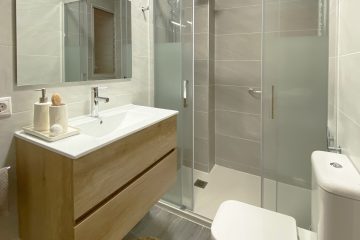 ganar amplitud en baños pequeños con ducha