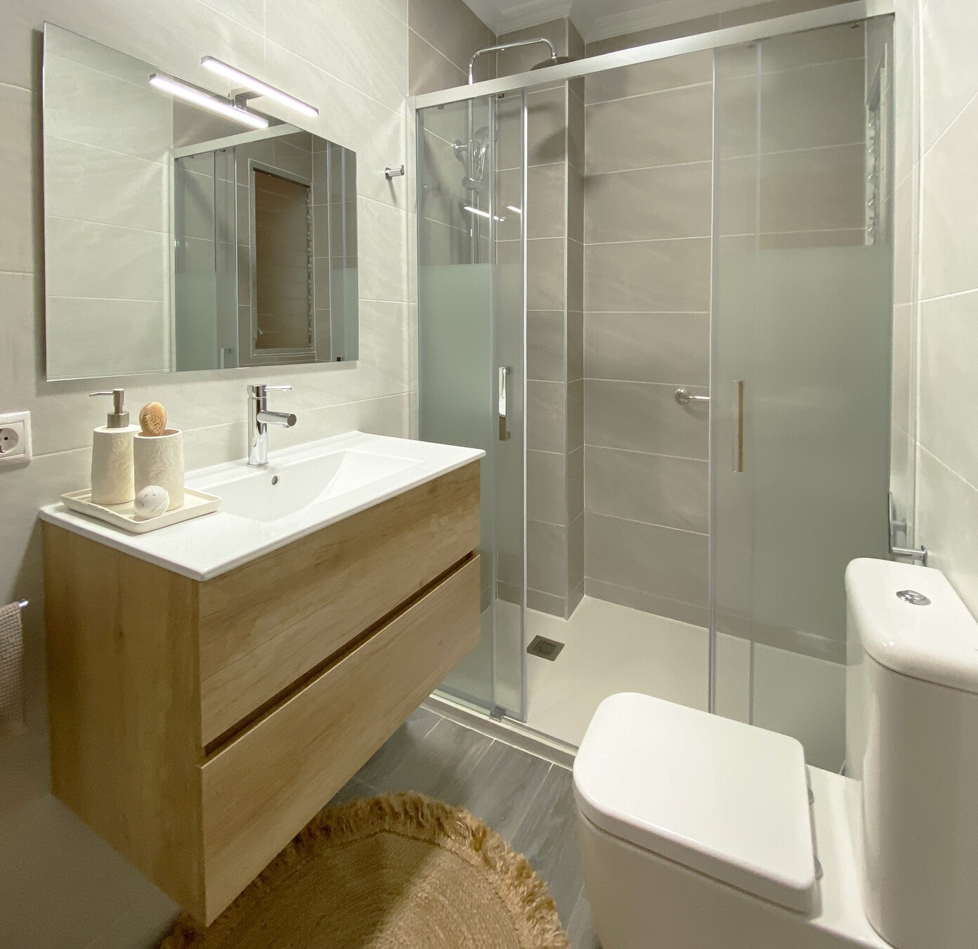 ganar amplitud en baños pequeños con ducha